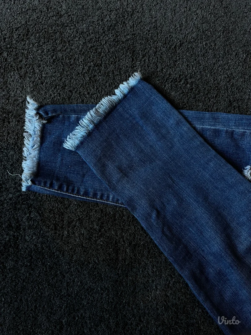 Uske pocepane farmerke – skinny fit.