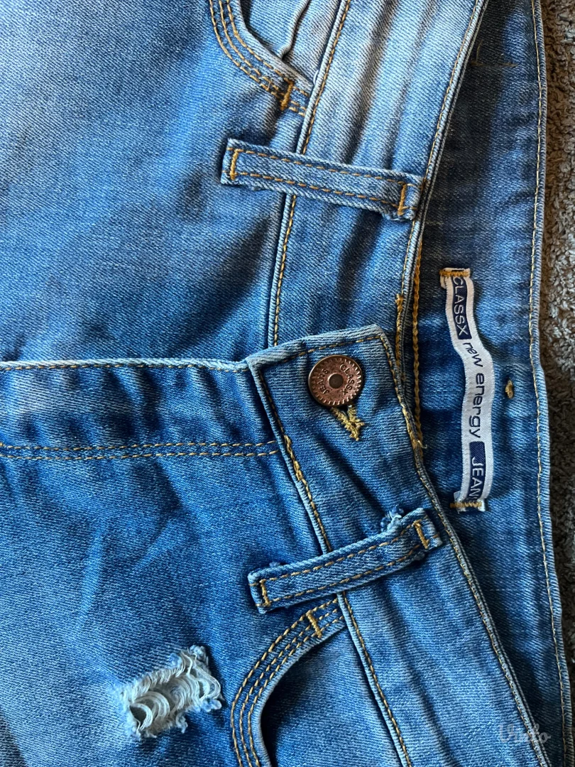 Uske pocepane farmerke – skinny fit.