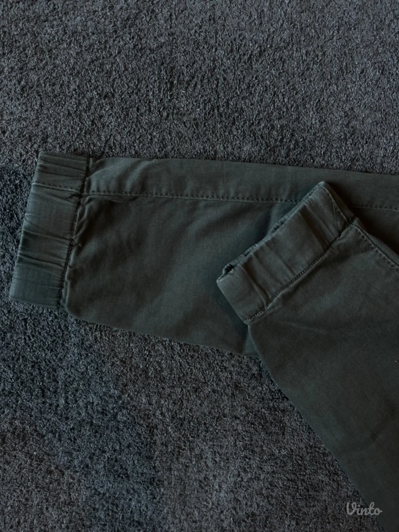 Maslinasto zelene ženske cargo pantalone – uske, lastiš na nogavicama