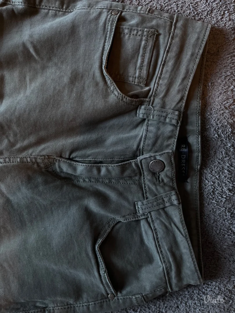 Maslinasto zelene ženske cargo pantalone – uske, lastiš na nogavicama