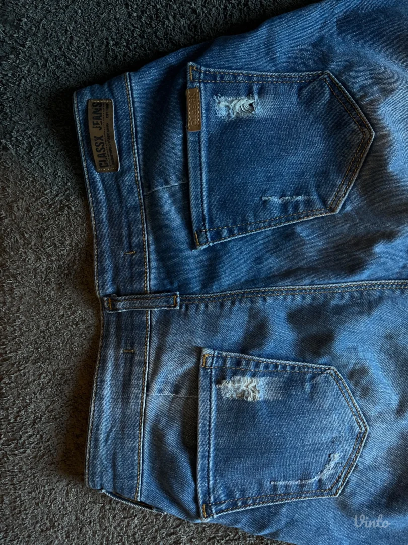 Uske pocepane farmerke – skinny fit.
