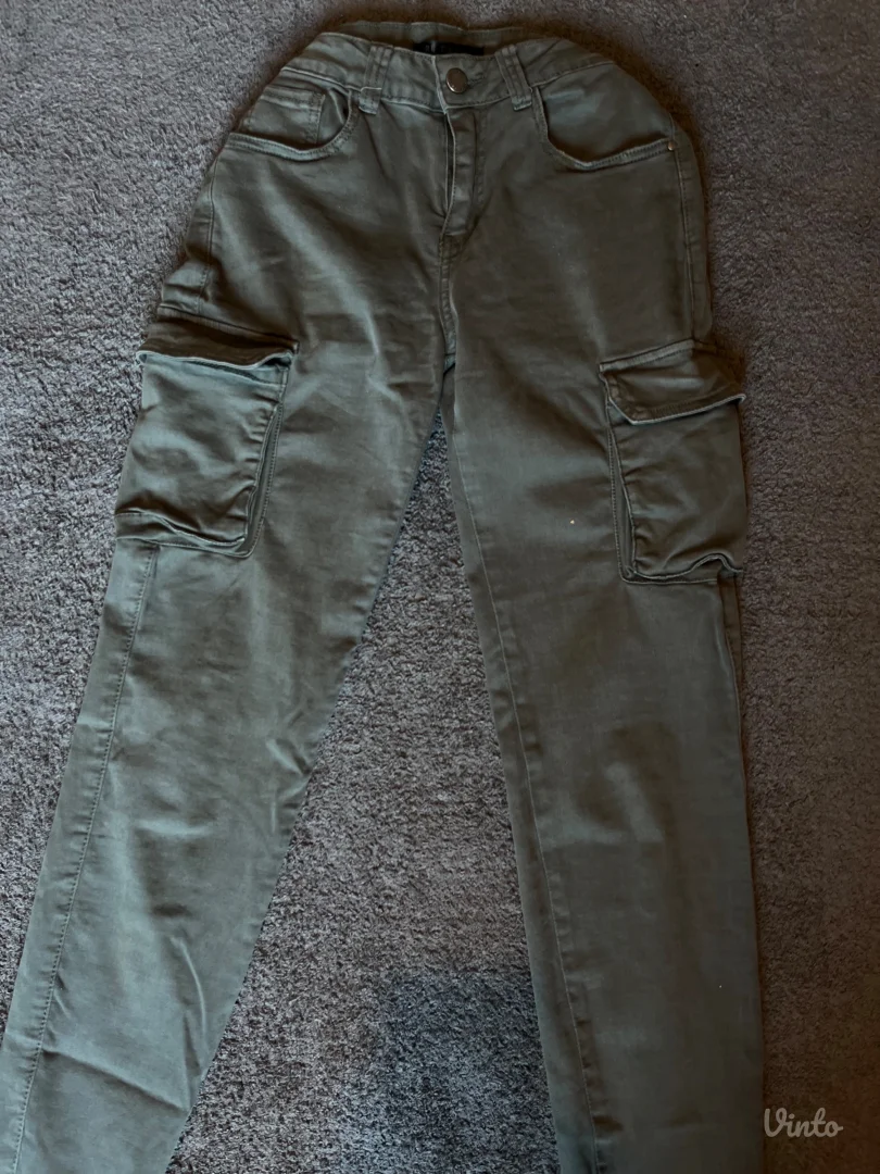Maslinasto zelene ženske cargo pantalone – uske, lastiš na nogavicama