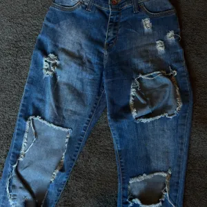 Uske pocepane farmerke – skinny fit.