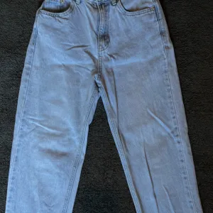 Duboke plave farmerke Pull&Bear – ravan kroj, veličina 32
