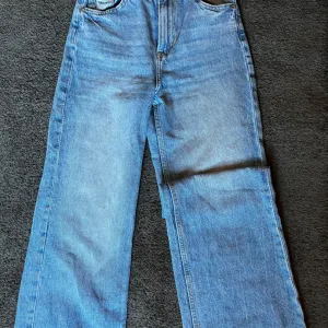 Plave zvonaste farmerke H&M veličina 32