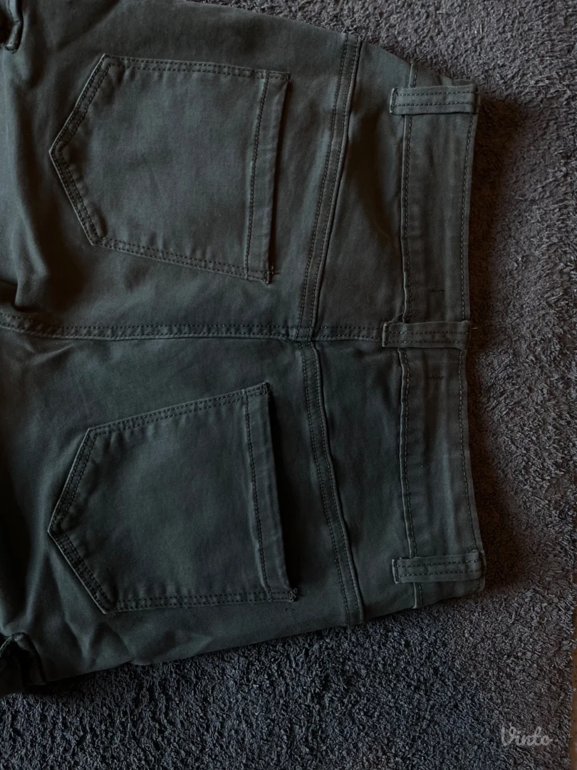 Maslinasto zelene ženske cargo pantalone – uske, lastiš na nogavicama