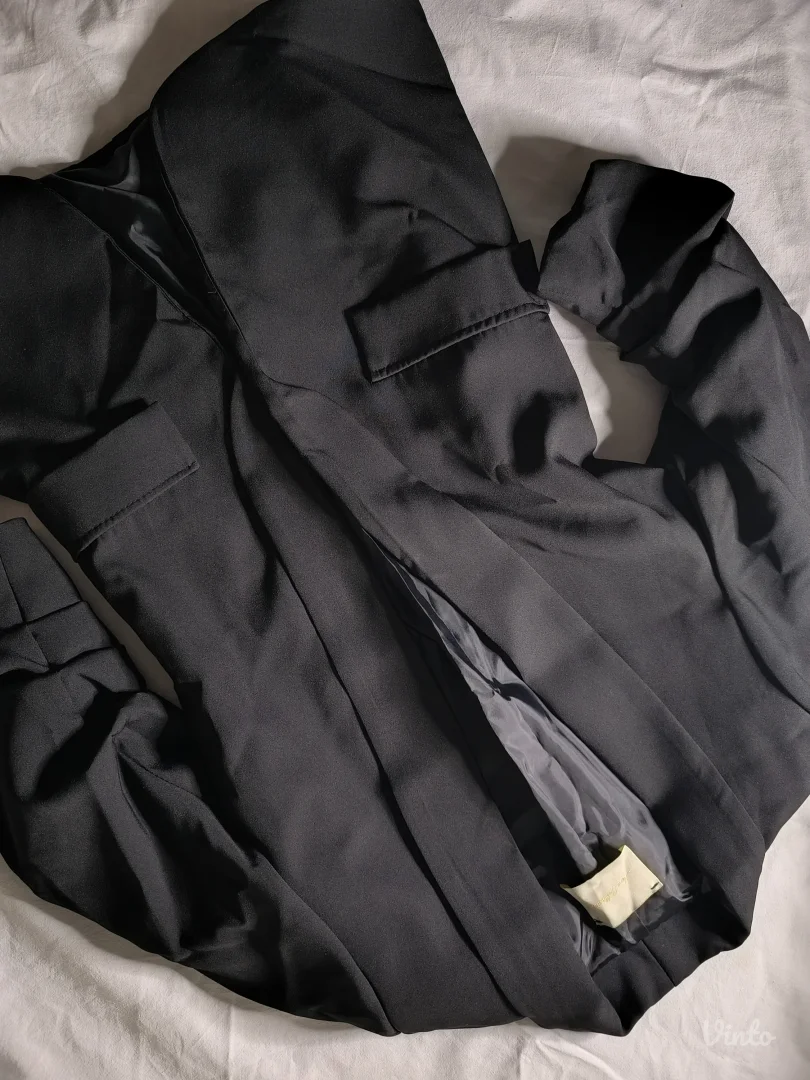 Prelepi nov crni sako