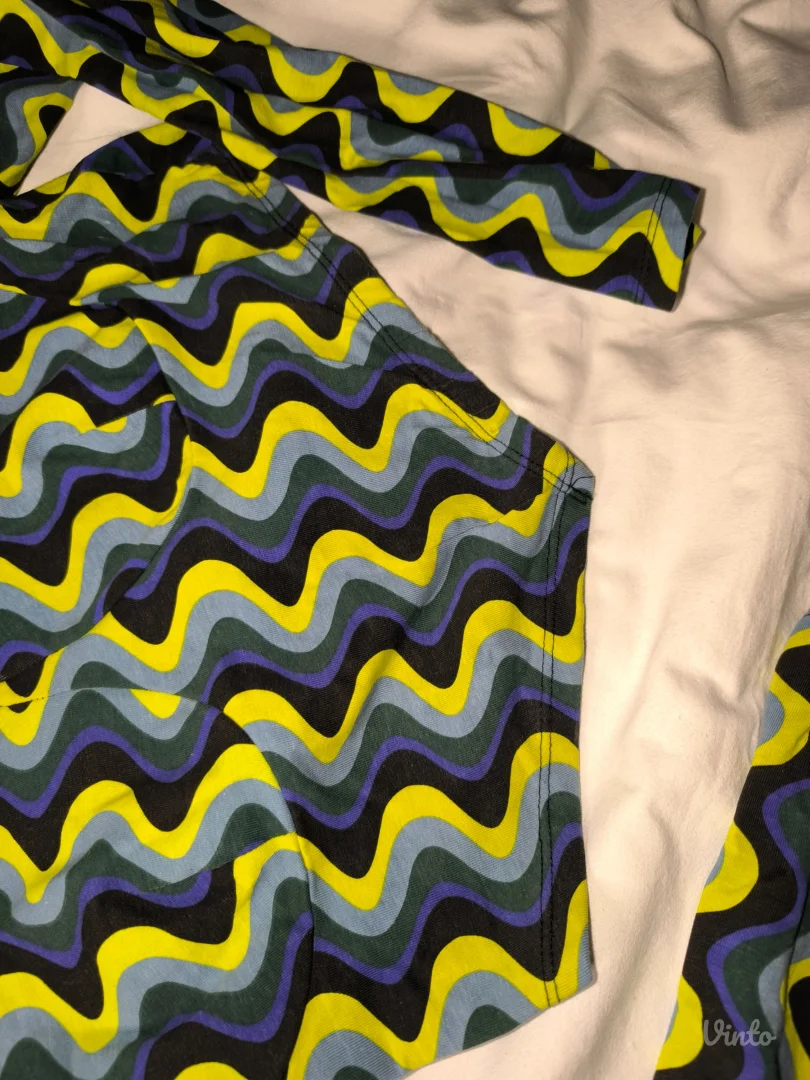 Asimetrični šareni crop-top