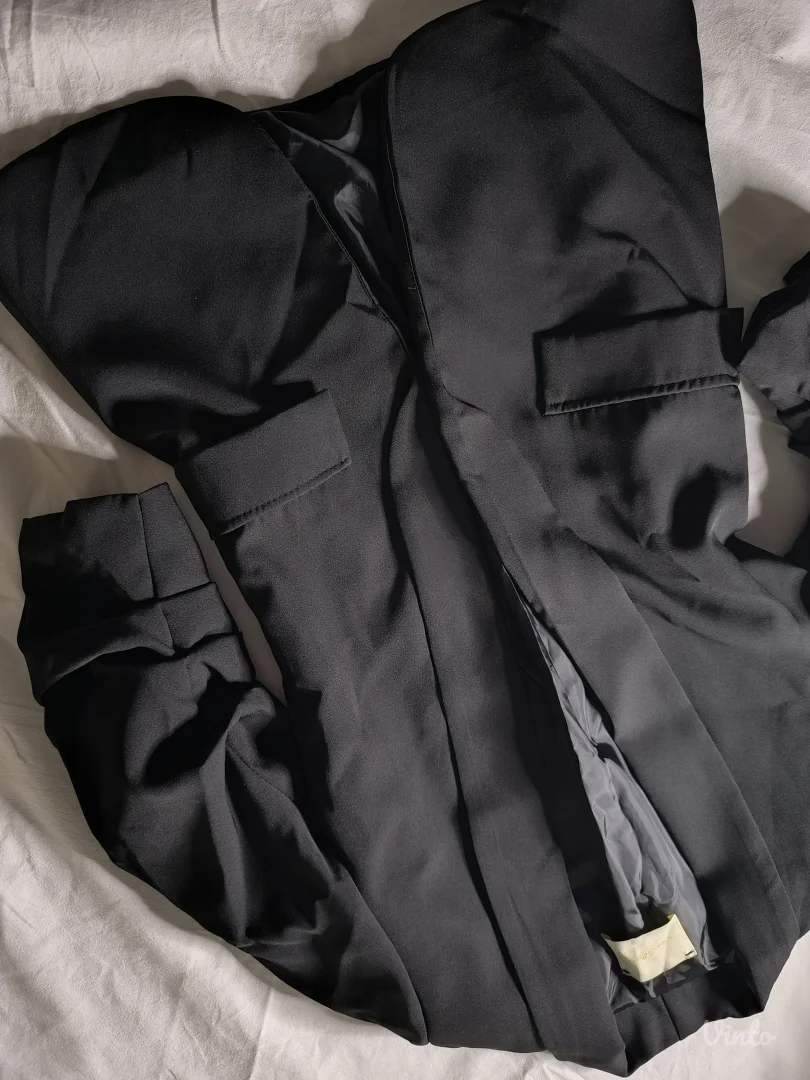 Prelepi nov crni sako