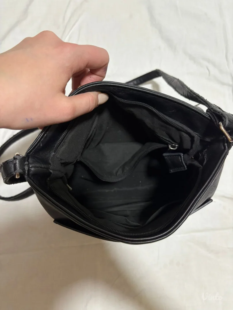 Crna kožna ženska torba