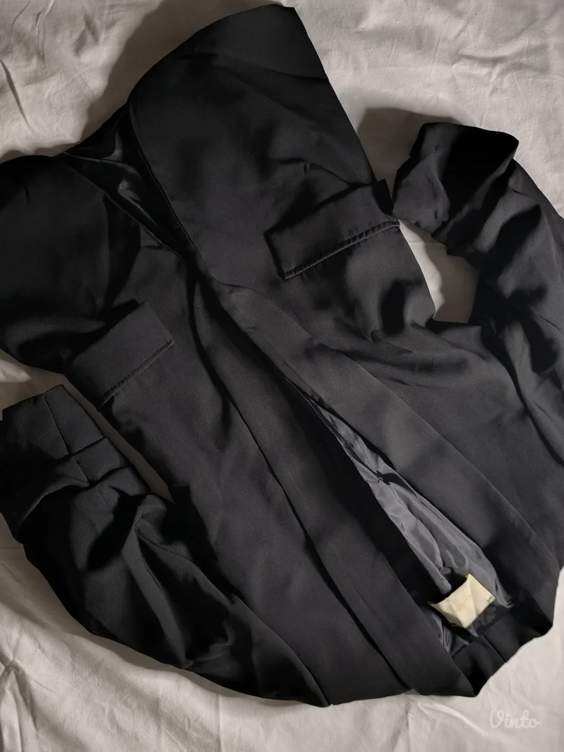 Prelepi nov crni sako