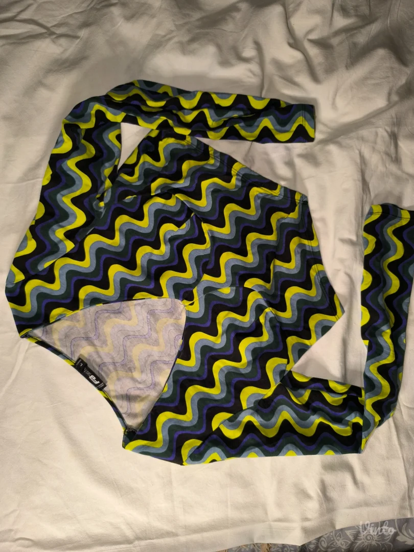 Asimetrični šareni crop-top