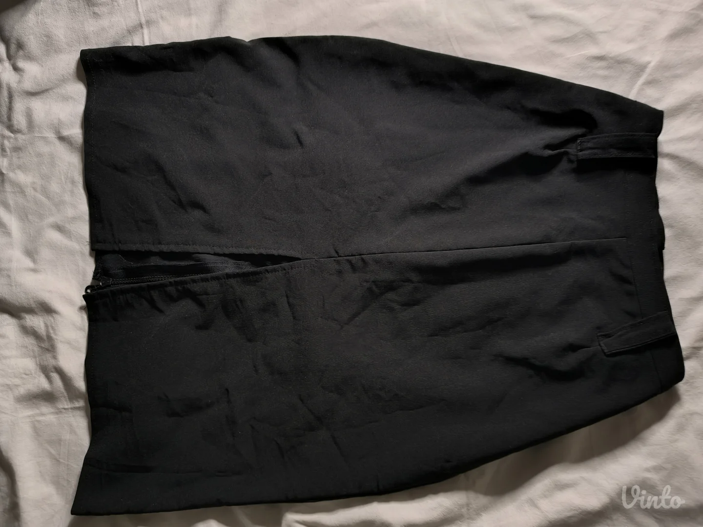 Poslovna suknja sa rajsferšlusom pozadi