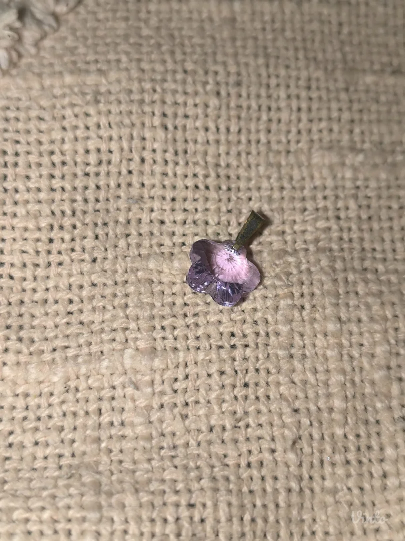 Nov Swarovski lila privezak