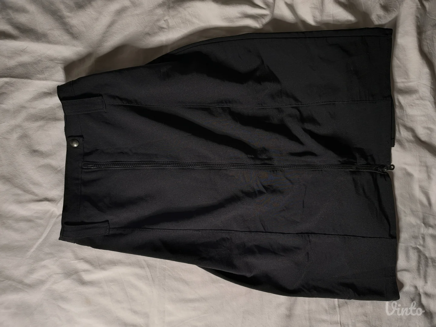 Poslovna suknja sa rajsferšlusom pozadi