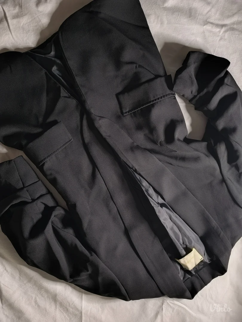 Prelepi nov crni sako