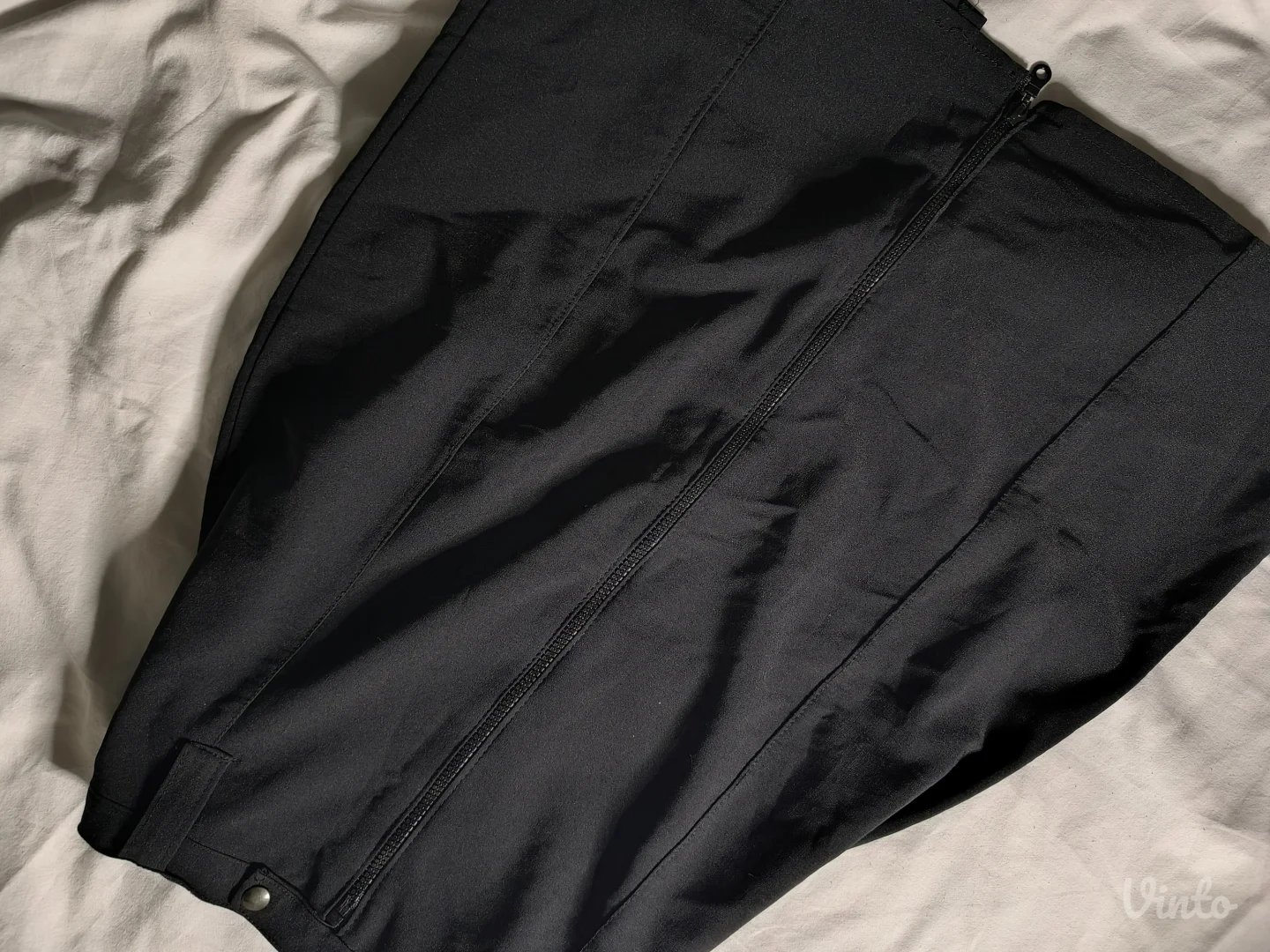 Poslovna suknja sa rajsferšlusom pozadi