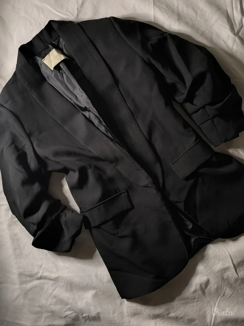 Prelepi nov crni sako