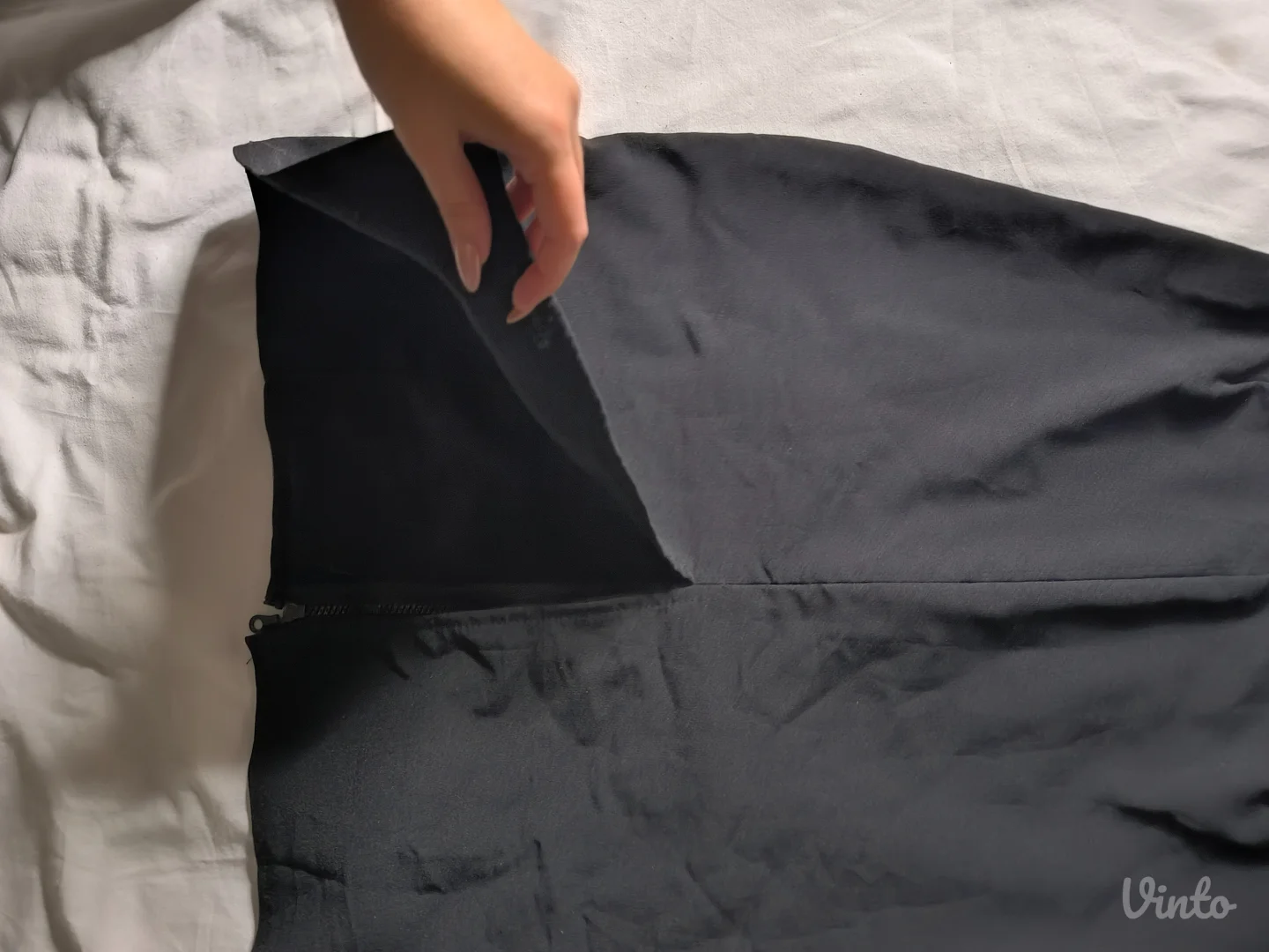 Poslovna suknja sa rajsferšlusom pozadi