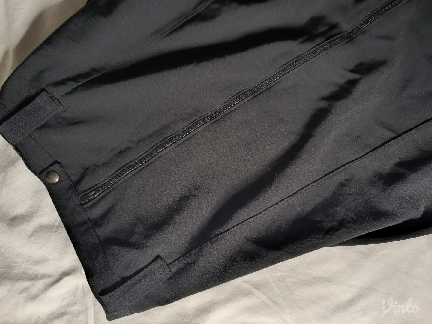 Poslovna suknja sa rajsferšlusom pozadi