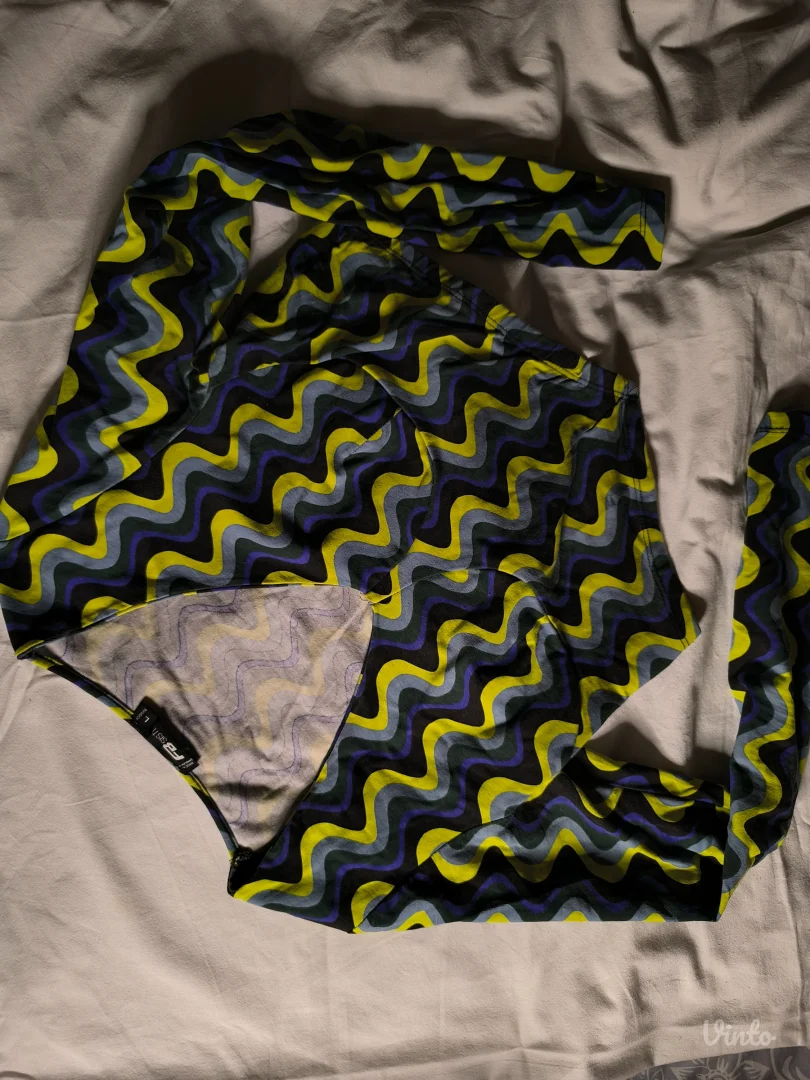 Asimetrični šareni crop-top