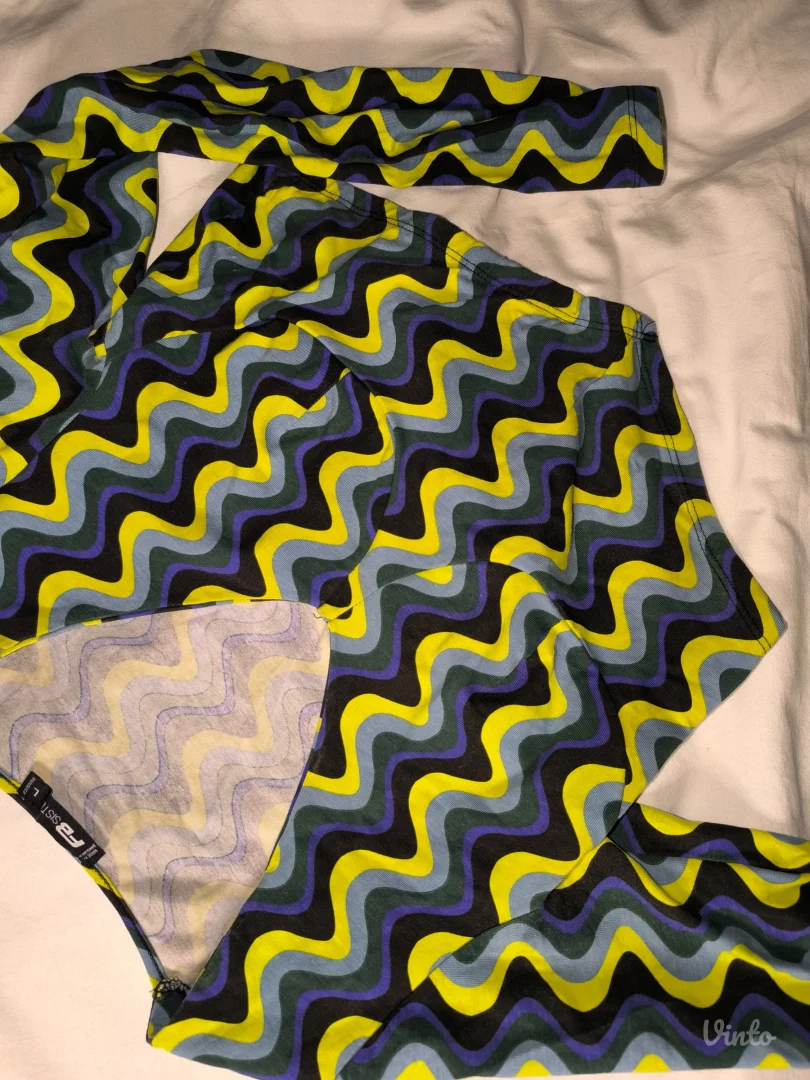 Asimetrični šareni crop-top