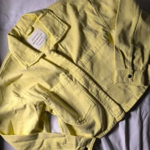 Žuta Stradivarius crop top jaknica/košulja