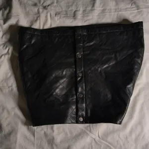 Kožna suknjica na preklop