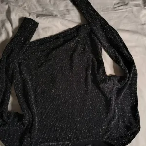 Crop top sa šljokicama