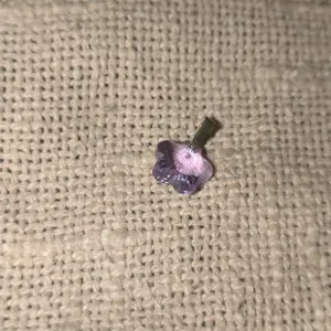 Nov Swarovski lila privezak