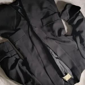 Prelepi nov crni sako