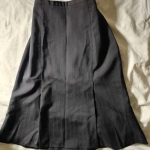 Poslovna suknja sa dva šljica