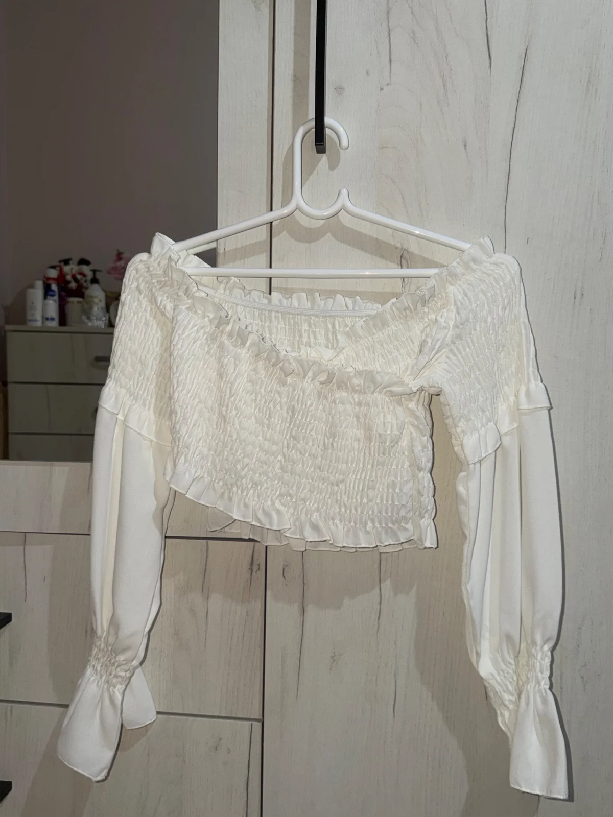 Beli top sa žabicama