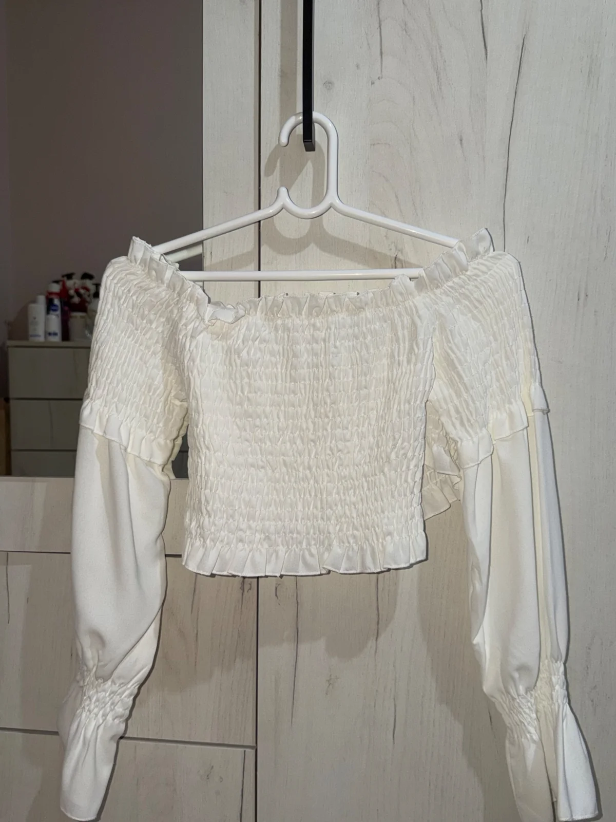 Beli top sa žabicama
