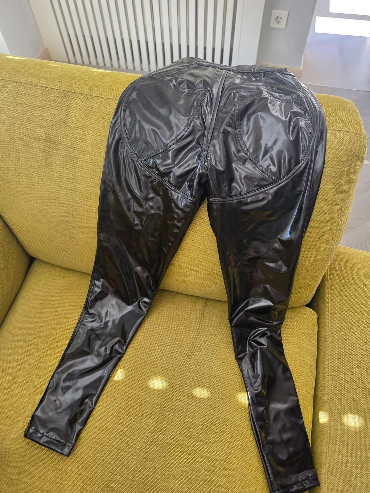 555 Second Skin by Seka Aleksić – crne pantalone