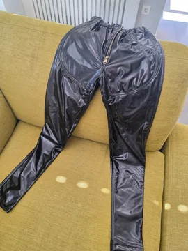 555 Second Skin by Seka Aleksić – crne pantalone