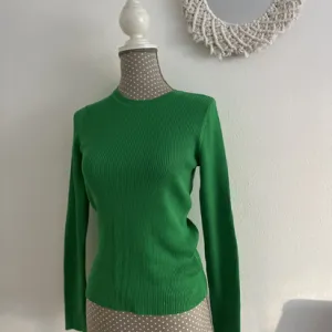 Reserved NOVO tanji trikotažni džemper