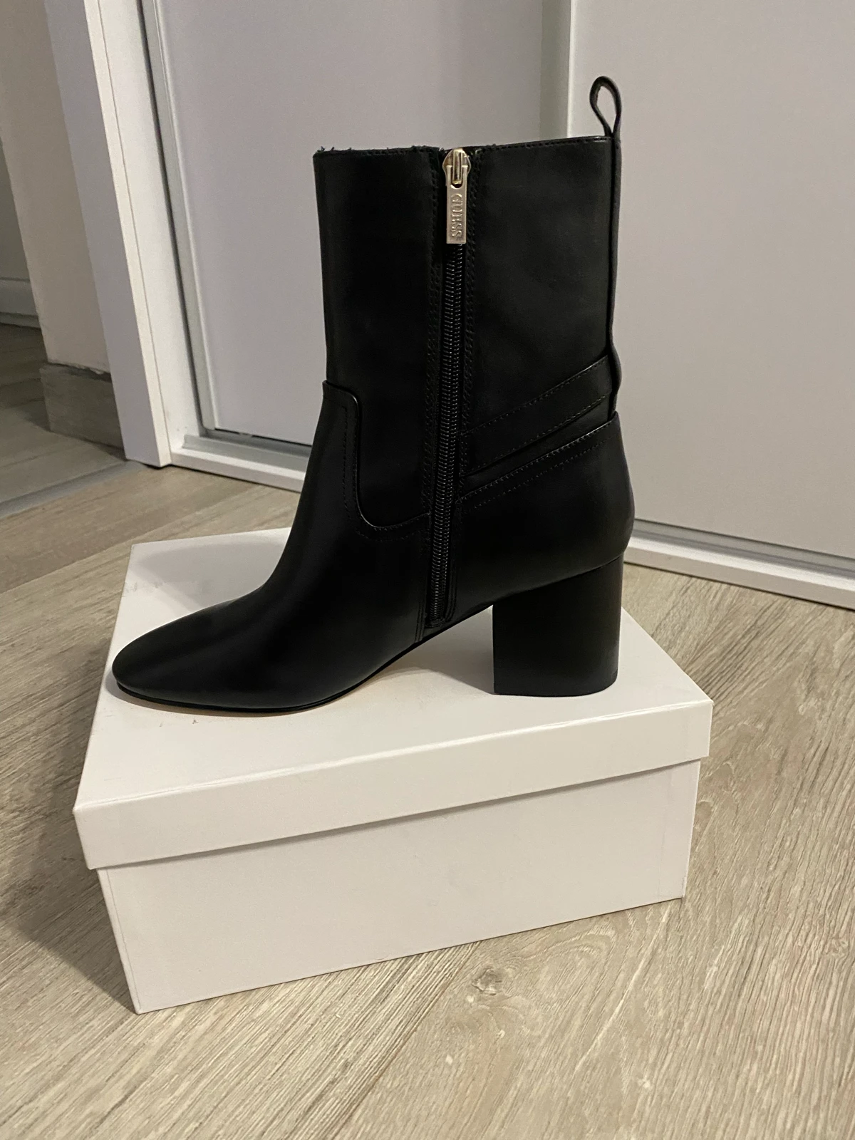 Nove Guess cizme~original