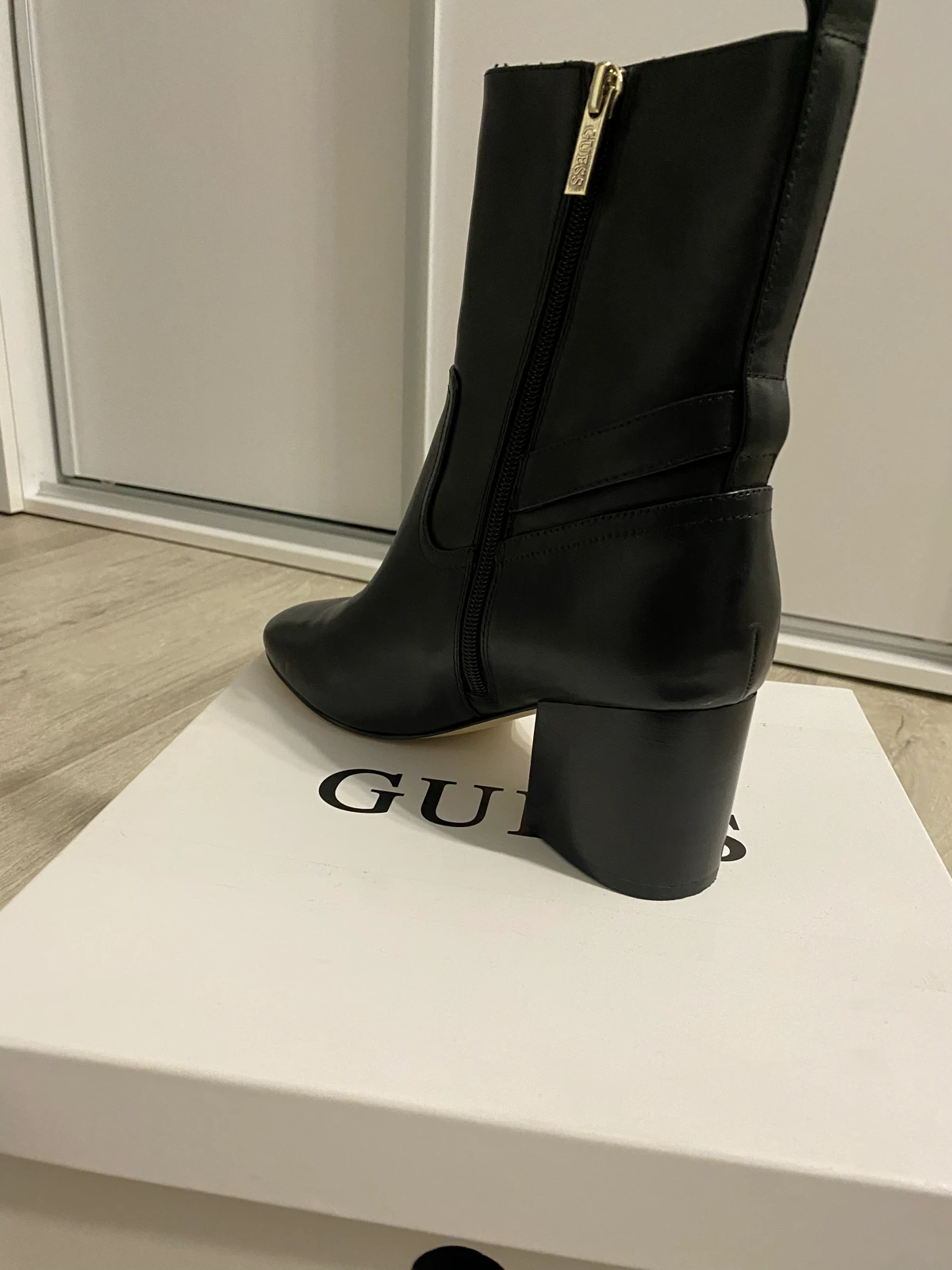 Nove Guess cizme~original