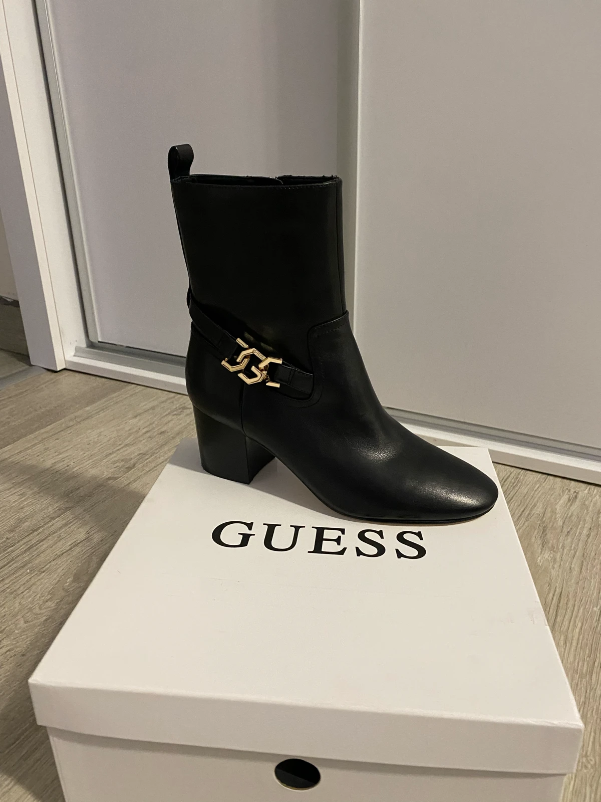 Nove Guess cizme~original