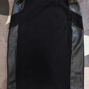 Crna suknja sa kožnim detaljima M/L