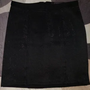 Amisu crna svetlucava mini suknja S