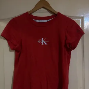 calvin klein crvena majica