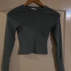 bershka zelena majica