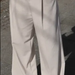 zara krem pantalone