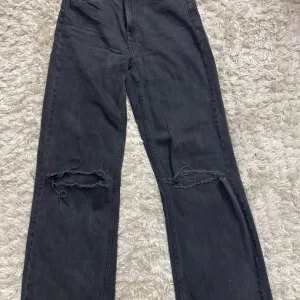 Bershka- zenske farmerke- 34