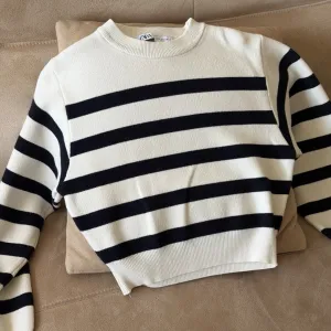 Zara džemper na pruge