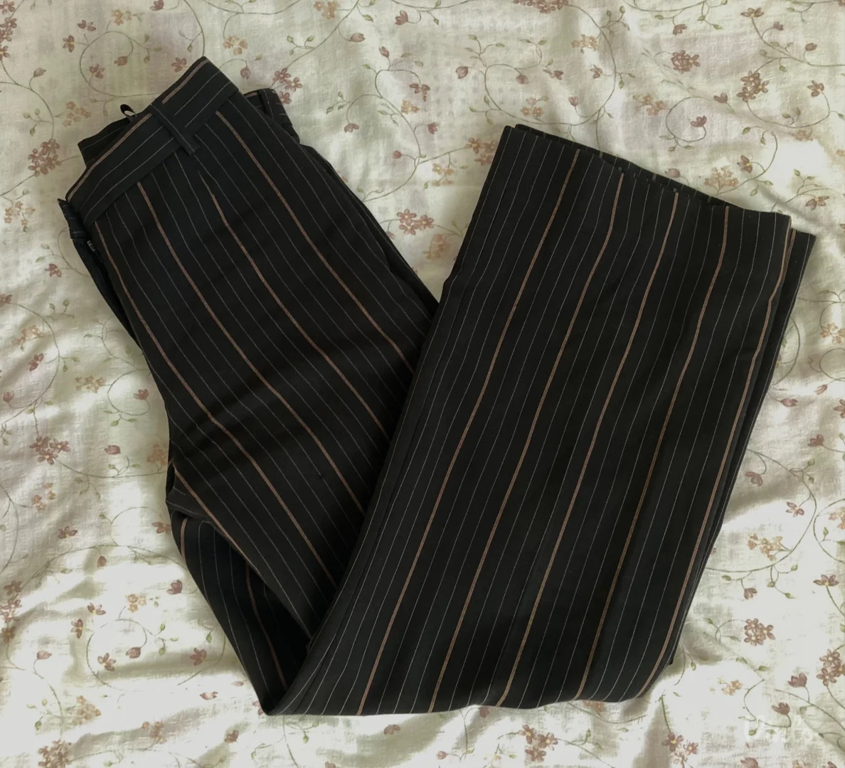 Elegantne prugaste pantalone