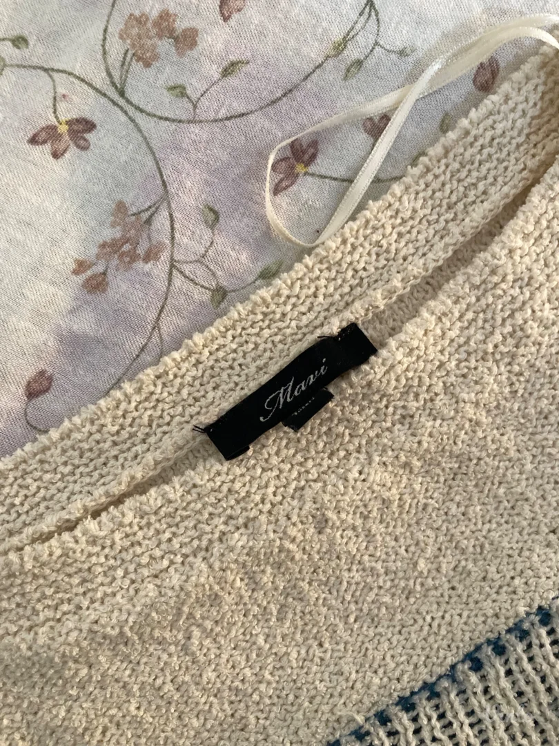 Mavi dzemper sa leprsavim rukavima