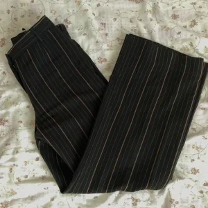 Elegantne prugaste pantalone